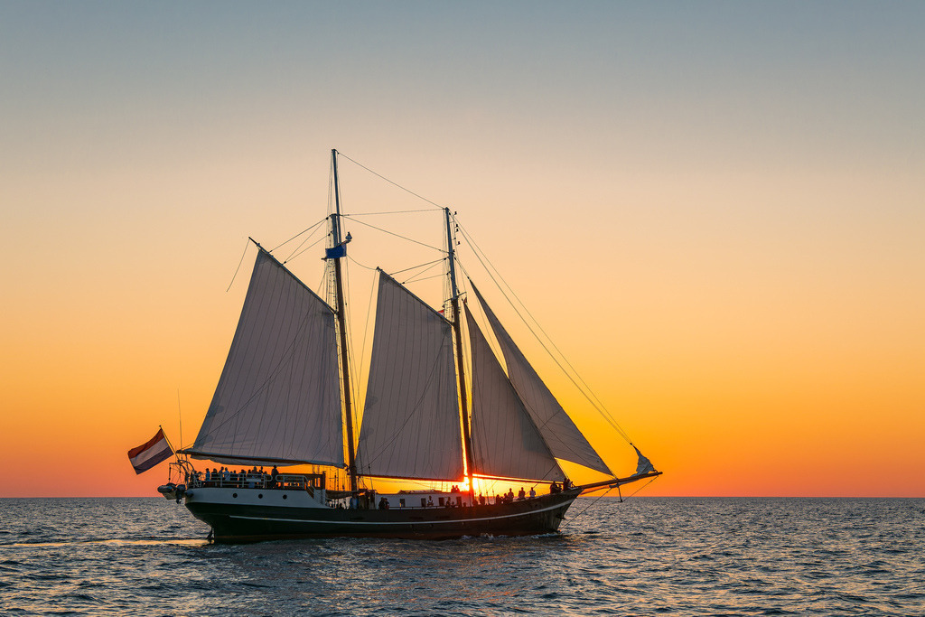 Segelschiff im Sonnenuntergang auf der Hanse Sail in Rostock | Segelschiff im Sonnenuntergang auf der Hanse Sail in Rostock.