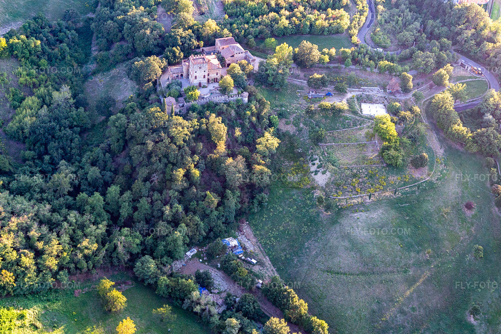 Aerial view: Castello della Torricella in Scandiano in the state Reggio Emilia, Italy.Photo: IMG_134685.jpg taken on 09/19/2022 by Werner Riehm/FLY-FOTO.comResolution of the original: 5093 x 3395 pxTurismo Reggiano - Portale turistico del comune di Reggio Emilia