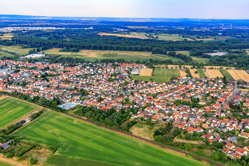 Luftbild: Ortsansicht von Westen im Ortsteil Berghausen in Römerberg im Bundesland Rheinland-Pfalz in Deutschland. Foto: IMG_109054.jpg vom 19.07.2018 durch Werner Riehm/FLY-FOTO.de