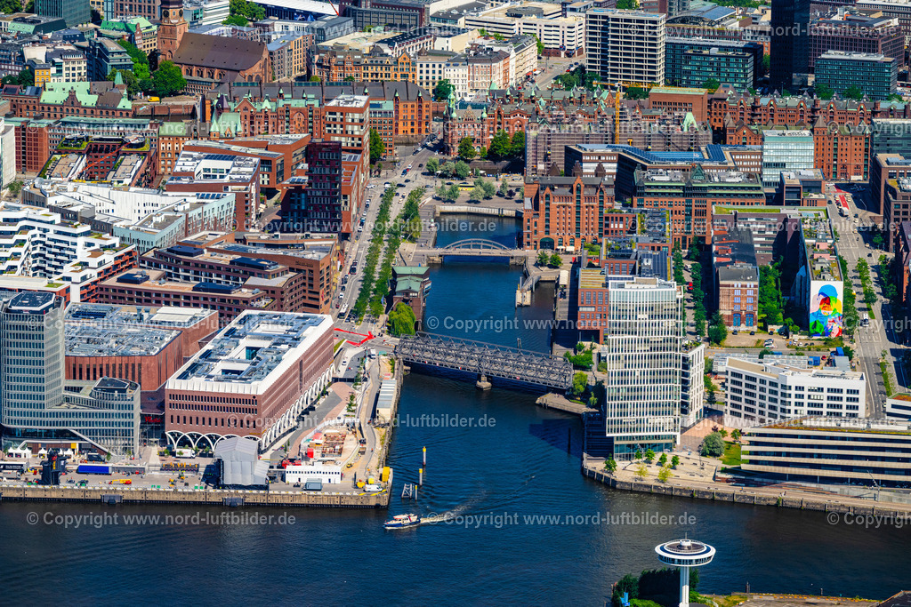 Hamburg_Magdeburgerhafen_Hafencity_ELS_7036200625 | HAMBURG 20.06.2025 Baustelle zum Neubau des Gebäudekomplexes des Einkaufszentrum am Überseequartier am Strandkai, Überseeboulevard, New-Orleans-Straße im Ortsteil Hafencity in Hamburg, Deutschland. Weiterführende Informationen bei: CHRISTIAN DE PORTZAMPARC,  Depenbrock Bau GmbH & Co. KG,  F + Z Baugesellschaft, Zweigniederlassung der Hecker Bau GmbH & Co. KG,  Unibail-Rodamco Germany GmbH,  Unibail-Rodamco ÜSQ Süd Quartiersmanagement GmbH. // Construction site for the new building complex of the shopping center at the Ueberseequartier on Strandkai, Ueberseeboulevard, New-Orleans-Strasse in the Hafencity district of Hamburg, Germany. Further information at: CHRISTIAN DE PORTZAMPARC,  Depenbrock Bau GmbH & Co. KG,  F + Z Baugesellschaft, Zweigniederlassung der Hecker Bau GmbH & Co. KG,  Unibail-Rodamco Germany GmbH,  Unibail-Rodamco UeSQ Sued Quartiersmanagement GmbH. Foto: Martin Elsen
