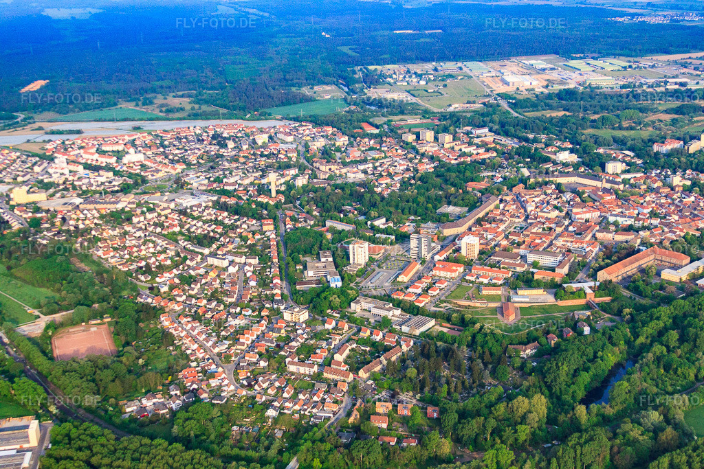 Luftbild: Stadtansicht von Osten in Germersheim im Bundesland Rheinland-Pfalz in Deutschland. Foto: IMG_40403.jpg vom 24.04.2011 durch Werner Riehm/FLY-FOTO.de