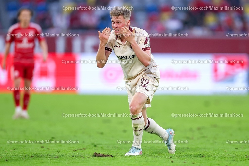 F9524042601080 | 24.04.2026, Fußball, Fortuna Düsseldorf - SC Dynamo Dresden, 2. Fußball Bundesliga, Herren, Merkur Spiel-Arena, 31. Spieltag, Saison 2025 2026: Jonas Sterner (Dynamo Dresden #32) gestikulierend auf dem Spielfeld  nach dem Schlag ins Gesicht    DFB regulations prohibit any use of photographs as image sequences and or quasi-video.