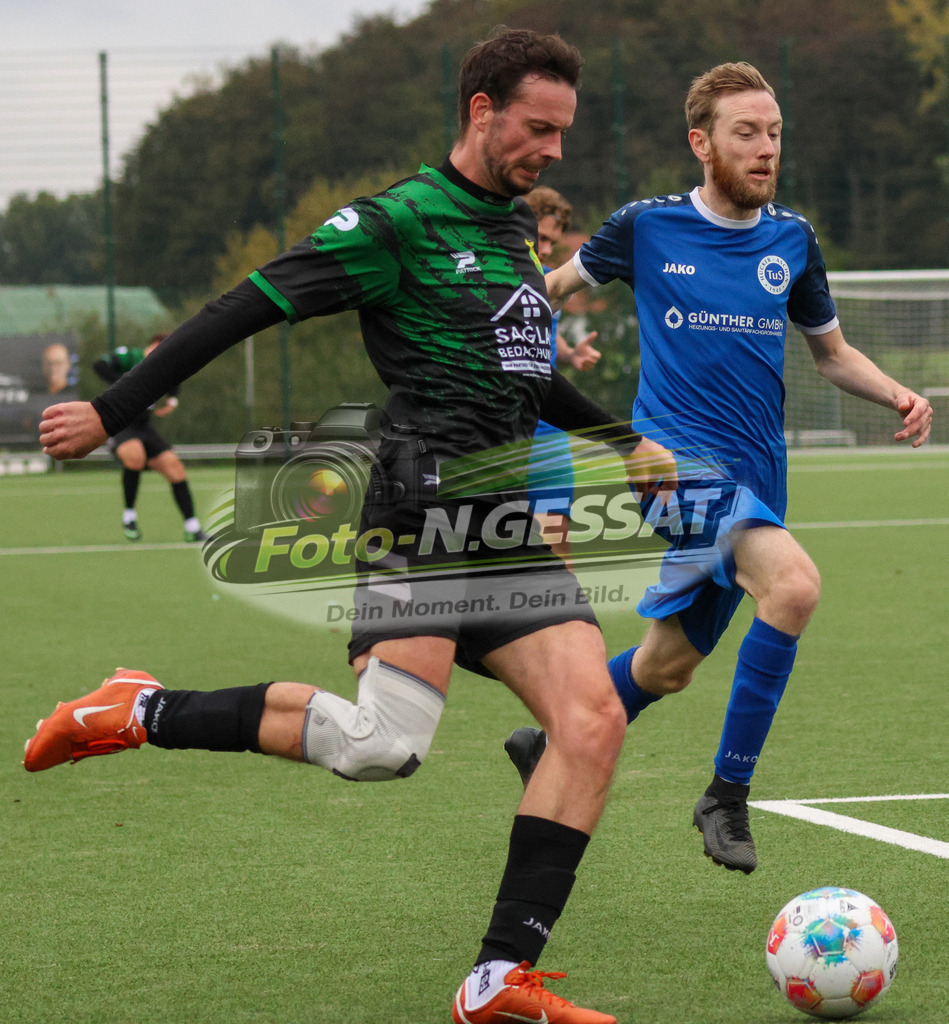 SC Enger - TuS Hücker-Aschen | Auf dem Bild zu sehen: schwarz SC Enger: Sebastian Schnittger ; blau TuS Hücker-Aschen: Tammo TappeSC Enger, TuS Hücker-Aschen, Saison 26/27, Kreisliga A, Enger, Deutschland - Realisiert mit Pictrs.com