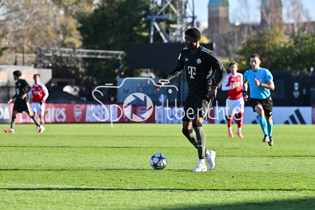 Arsenal London U19 - FC Bayern München U19 | BOREHAMWOOD, ENGLAND - 26. NOVEMBER: am Ball Allen LAMBE (FC Bayern München U19 8) / Einzelfoto / Freisteller beim Ligaspiel zwischen der U19 von Arsenal London und der U19 des FC Bayern München am 5. Spieltag der UEFA Youth League im Meadow Park am 26.11.2025