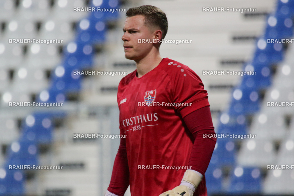 KFC Uerdingen - Ratingen 04/19 | Krefeld, Deutschland, 02.12.25 Jonas Holzum (KFC Uerdingen) schaut während des Oberliga Niederrhein Spiels zwiachen KFC Uerdingen - Ratingen 04/19 im Krefelder Grotenburg Stadion am 02. Dezember 2025 in Krefeld (Foto von Ralph Görtz / Brauer-Fotoagentur)