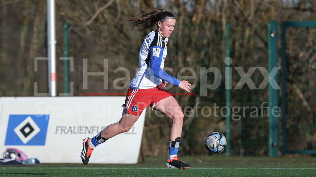 Fussball, Testspiel Frauen, Hamburger SV - Kolding IF | v.li.: Larissa Mühlhaus (Hamburger SV, 7) am Ball, Freisteller, Einzelbild, Ganzkörper, Aktion, Action, Spielszene