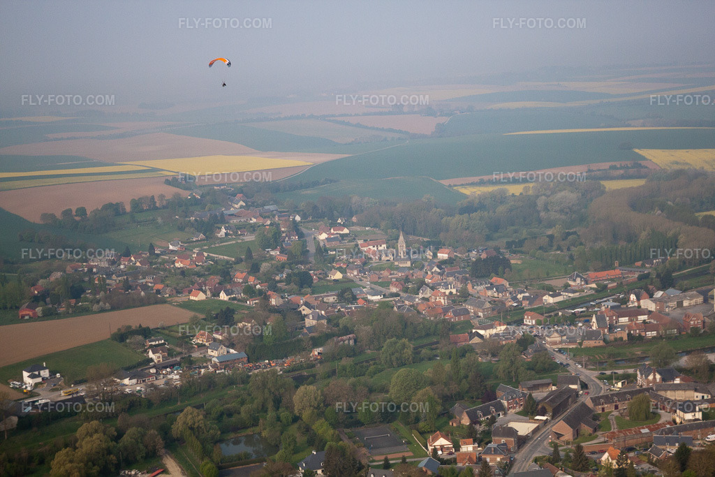 Aerial view: View of the town in Vendhuile in the state Aisne, France. – Photo: IMG_40021.jpg taken on 04/17/2011 by Werner Riehm/FLY-FOTO.com – Resolution of the original: 4752 x 3168 px