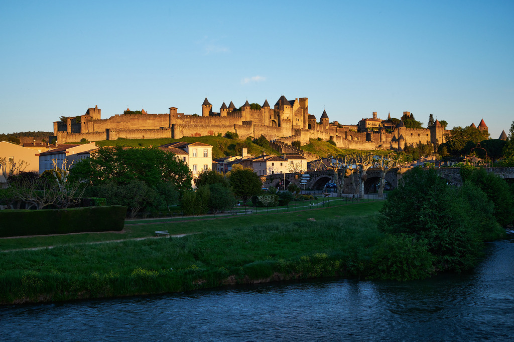 Blick über die Aude auf die Cité von Carcassonne | Carcassonne, Frankreich - May 09, 2024: Blick auf die Cité von Carcassonne mit blauem Himmel. - Realisiert mit Pictrs.com