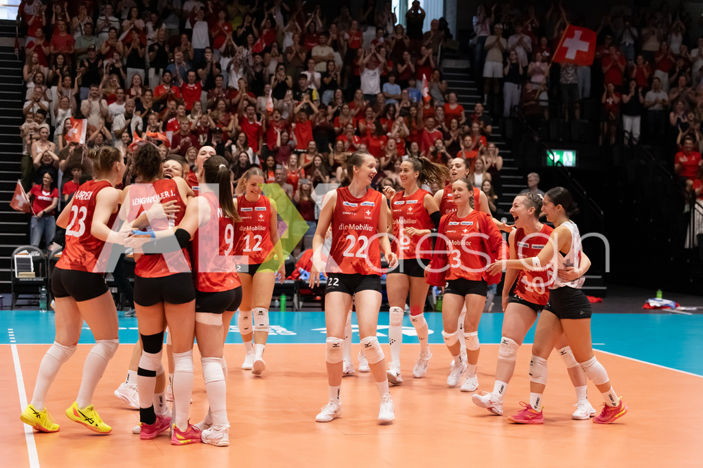 Austria v Switzerland - CEV European League Women | KRIENS, SWITZERLAND - JUNE 14: Team of Switzerland celebrating the win during the CEV European League match between Austria and Switzerland at Pilatus Arena on June 14, 2026 in Kriens, Switzerland. - Realisiert mit Pictrs.com