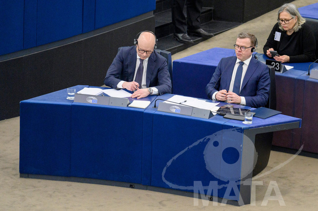 _DWI6337 | Der finnische Ministerpräsident Petteri Orpo hört sich Reden von Europaabgeordneten im Rahmen der Debatte „Das ist Europa“ an in EU Parlement in Straßburg, 13.03.2024 - Realisiert mit Pictrs.com
