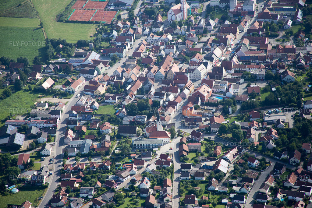 Luftbild: unter Wolken in Geiselhöring im Bundesland Bayern in Deutschland. Foto: IMG_090571.jpg vom 03.07.2016 durch Werner Riehm/FLY-FOTO.de