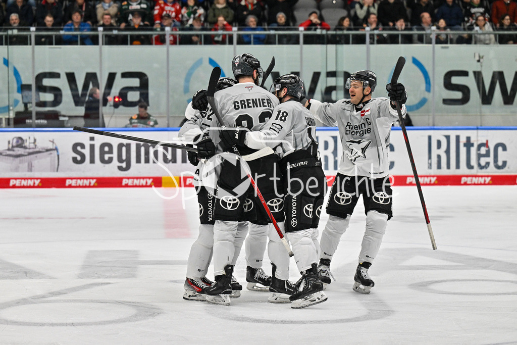 Augsburger Panther - Kölner Haie | Jubel der Haie nach dem Ausgleich zum 3-3 durch Parker TUOMIE (Koelner Haie #62)  / Treffer / Tor / Torschuetze / Freude / Happy / DEL: Augsburger Panther - Koelner Haie, Curt Frenzel Stadion am 02.03.2025