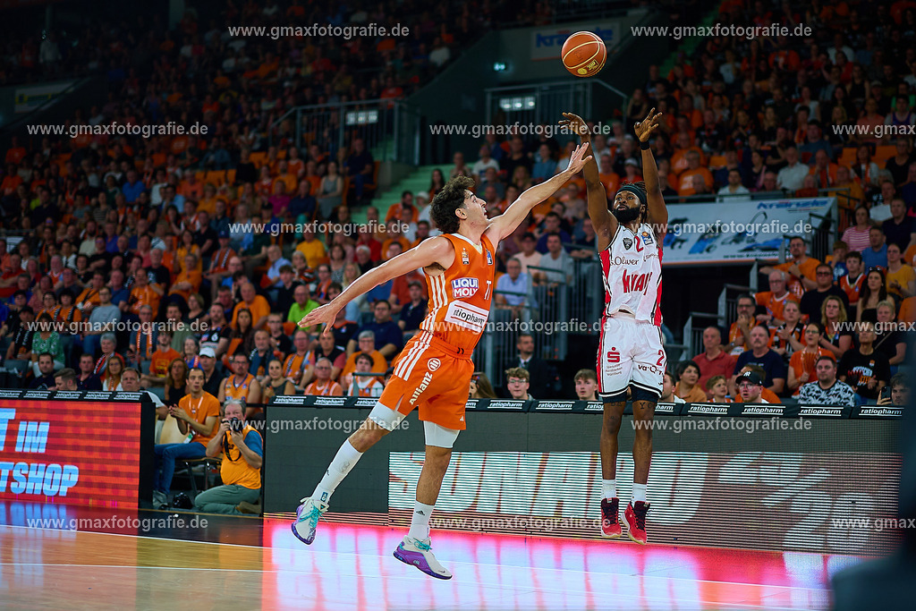 GER, ratiopharm ulm gegen FIT/ONE Würzburg Baskets, Basketball, 5. PlayOff, Halbfinale, EasyCredit Bundesliga, Spielzeit 2024/2025, 12.06.2025 | Bazou Kone (FIT/ONE Baskets Wuerzburg, #02) mit Dreierwurf gegen Ben Saraf (ratiopharm ulm, #77)GER, ratiopharm ulm gegen FIT/ONE Würzburg Baskets, Basketball, 5. PlayOff, Halbfinale, EasyCredit Bundesliga, Spielzeit 2024/2025, 12.06.2025Foto: Eibner-Pressefoto/Gerald Oelze-de Stoppany