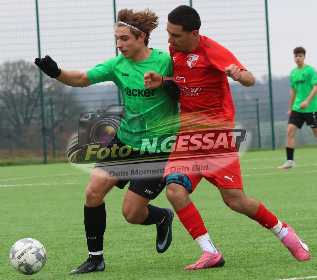 SV Rödinghausen - FC Iserlohn | Auf dem Bild zu sehen: grün SV Rödinghausen: Lukas Becker ; rot FC Iserlohn: Mansour Taheri SV Rödinghausen, FC Iserlohn, Saison 25/26, B-Jugend Westfalenliga, Deutschland - Realisiert mit Pictrs.com