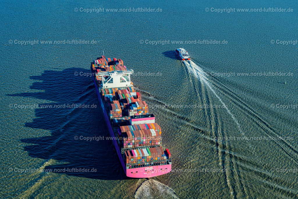 Halunder_Jet_Containerschiff_ELS_2708140522 | GLüCKSTADT 14.05.2022 Fährschiff " Halunder Jet " auf der Elbe in Glückstadt im Bundesland Schleswig-Holstein, Deutschland. // Ferry ship " Halunder Jet " on the Elbe in Glueckstadt in the state Schleswig-Holstein, Germany. Foto: Martin Elsen