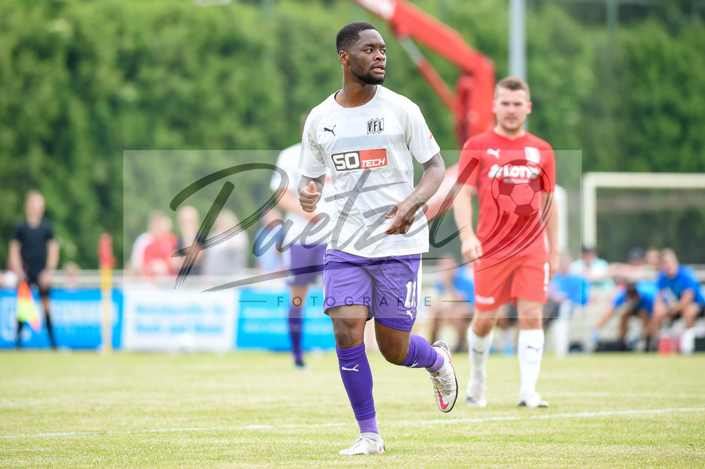 BSBOSN_20210626_0066 | Fussball, Herren: Ba-Muaka Simakala (VfL Osnabrueck) schaut beim Testspiel zwischen TuS Bersenbrueck und VfL Osnabrueck im Hasestadion am 26.06.2021 in Bersenbrueck, Deutschland. - Realisiert mit Pictrs.com