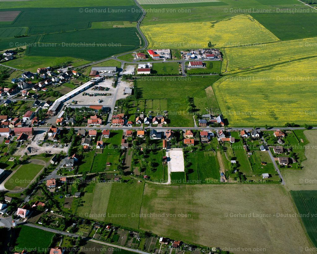 2634608 | KüLLSTEDT 09.06.2006 Landwirtschaftliche Nutzflächen und Feldgrenzen  umsäumen das Siedlungsgebiet des Dorfes in Küllstedt im Bundesland Thüringen, Deutschland // Agricultural land and field boundaries surround the settlement area of the village  in Küllstedt in the state Thuringia, Germany Foto: Gerhard Launer