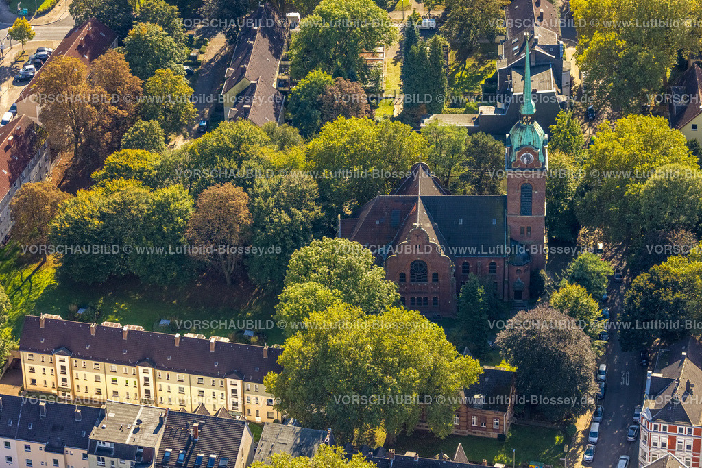 Essen241000776 | Luftbild, evang. Alte Kirche Kray umgeben von grünen Bäumen, Kray, Essen, Ruhrgebiet, Nordrhein-Westfalen, Deutschland