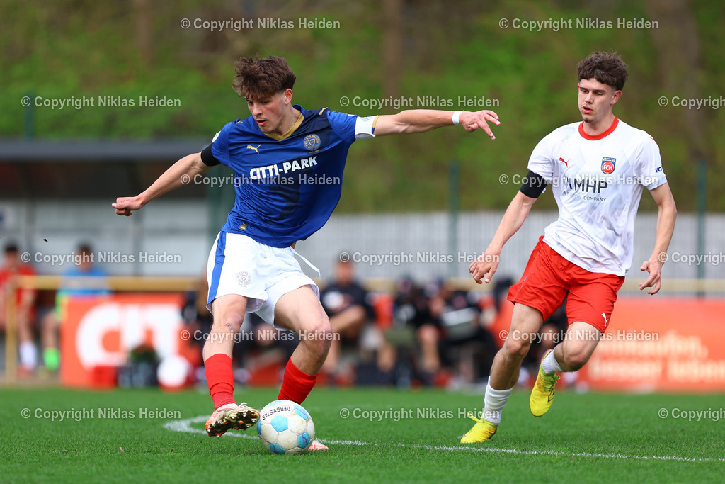 NH_HolsteinKielU19_1FCHeidenheimU19_DFBNachwuchsliga_18042026 | #4 Len Kloppenburg (Holstein Kiel U19), #21 Maximilian Kos (1. FC Heidenheim U19)Fußball I Herren I U19 DFB-Nachwuchsliga Hauptrunde Liga A, Gruppe B I Saison 2025-2026 I 9. Spieltag I Holstein Kiel U19 - 1. FC Heidenheim U19 I 18.04..2026 I Citti-Fußball-Park