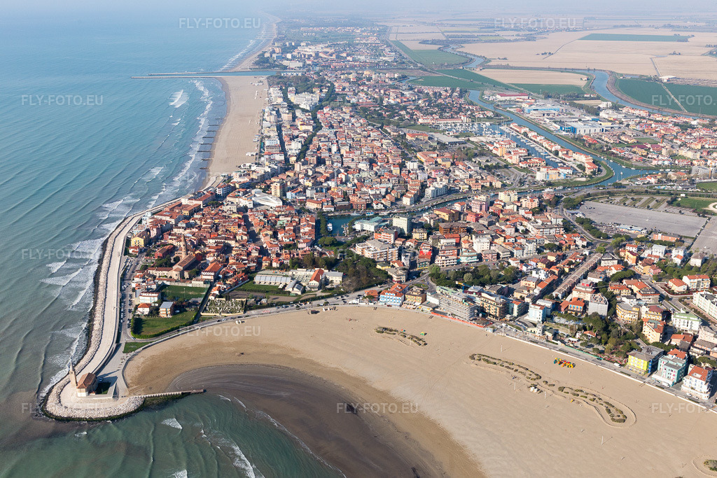 Vue aérienne: Vue de la ville à Caorle dans le département Vénétie, Italie. Photo: IMG_097992.jpg prise le 03/04/2017 par Werner Riehm/FLY-FOTO.euRésolution de l'original: 5472 x 3648 px