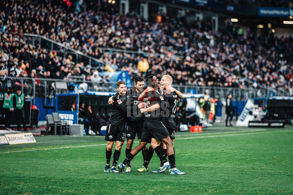 Fußball | Männer | Saison 2023/2024 | 2. Fußball-Bundesliga | 16. Spieltag | Hamburger SV vs. SC Paderborn 07 | 09.12.2023 | Torschütze Ilyas Ansah (#29, mitte rechts, SC Paderborn 07) wird von seinem Team gefeiert