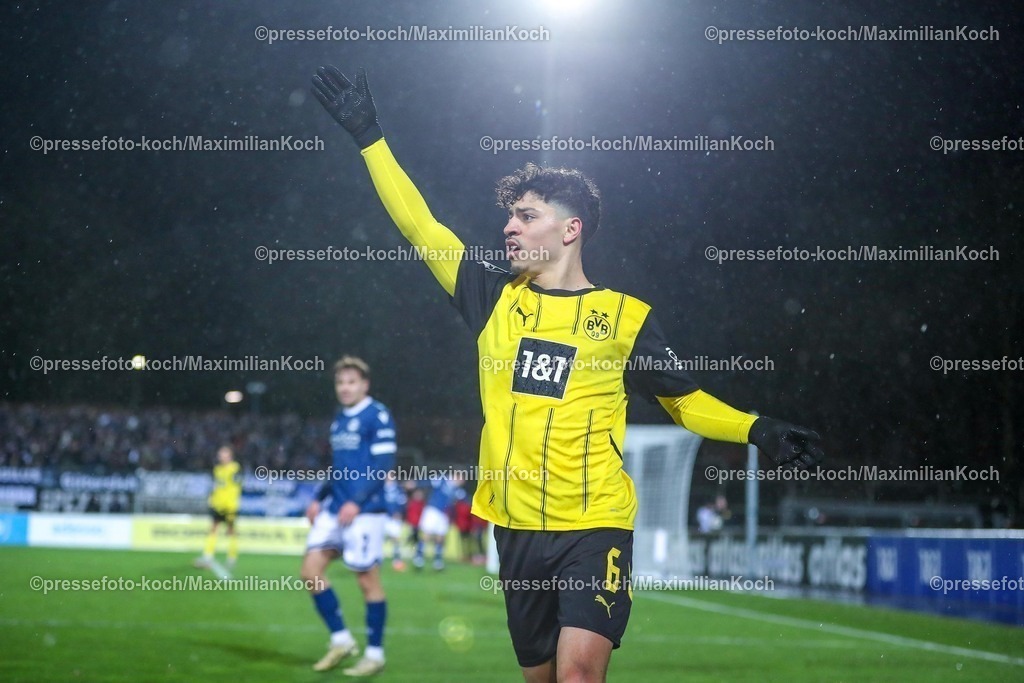 BVBII26012502186 | 26.01.2025, Fußball, 3.Liga, Borussia Dortmund II - Arminia Bielefeld, Stadion Rote Erde, Saison 2024 2025: Ayman Azhil (BVBII #6) gestikulierend im RegenDFB regulations prohibit any use of photographs as image sequences and or quasi-video.