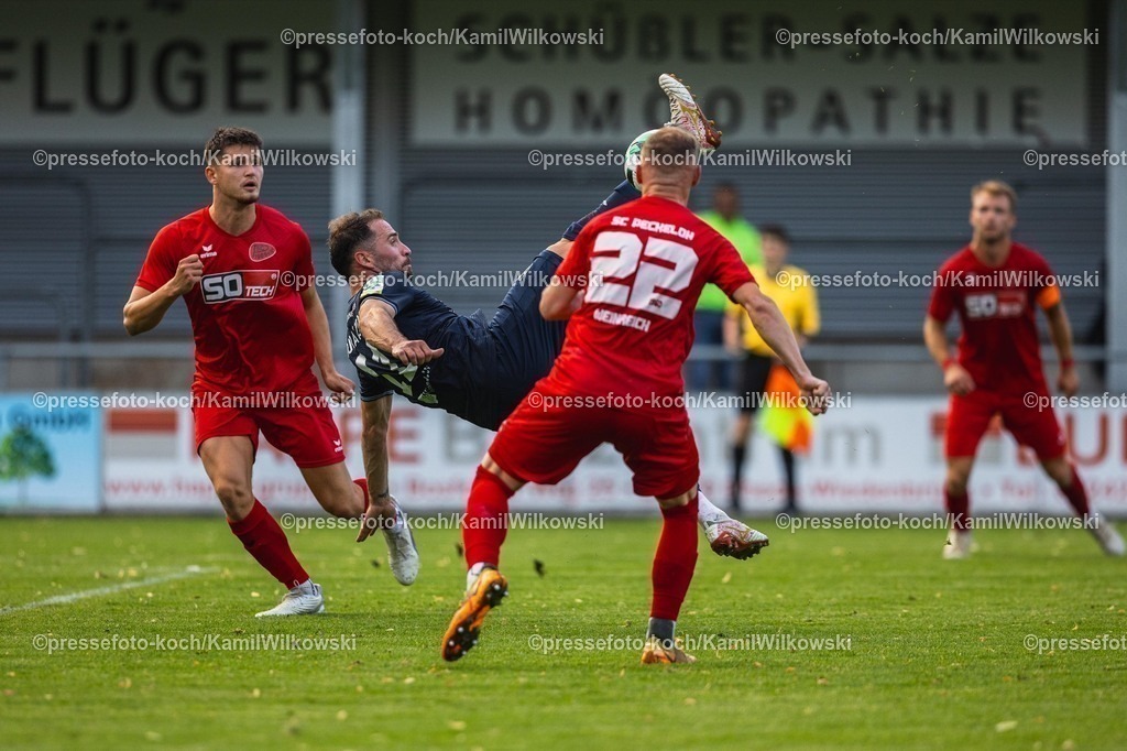 xkwi08072501014 | 08.07.2025, xkwix, Fußball, Testspiel, SC Wiedenbrück - SC Peckeloh, Jahnstadion: Fallrückzieher von Dimitrios Touratzidis (SC Wiedenbrück #11) 