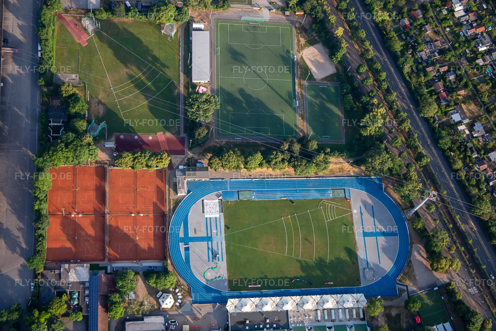 Luftbild: Olympiastützpunkt Leichtathletik mit Michael-Hoffmann-Stadion, PSV Mannheim eV - Sportplatz und Tennis Base Mannheim im Ortsteil Neckarstadt-Ost in Mannheim im Bundesland Baden-Württemberg in Deutschland.Foto: IMG_136902.jpg vom 24.06.2023 durch Werner Riehm/FLY-FOTO.deMannheimer Turn- und Sportgesellschaft 1899 e.VPolizei SV Mannheim e.V. - Abteilung Fußball