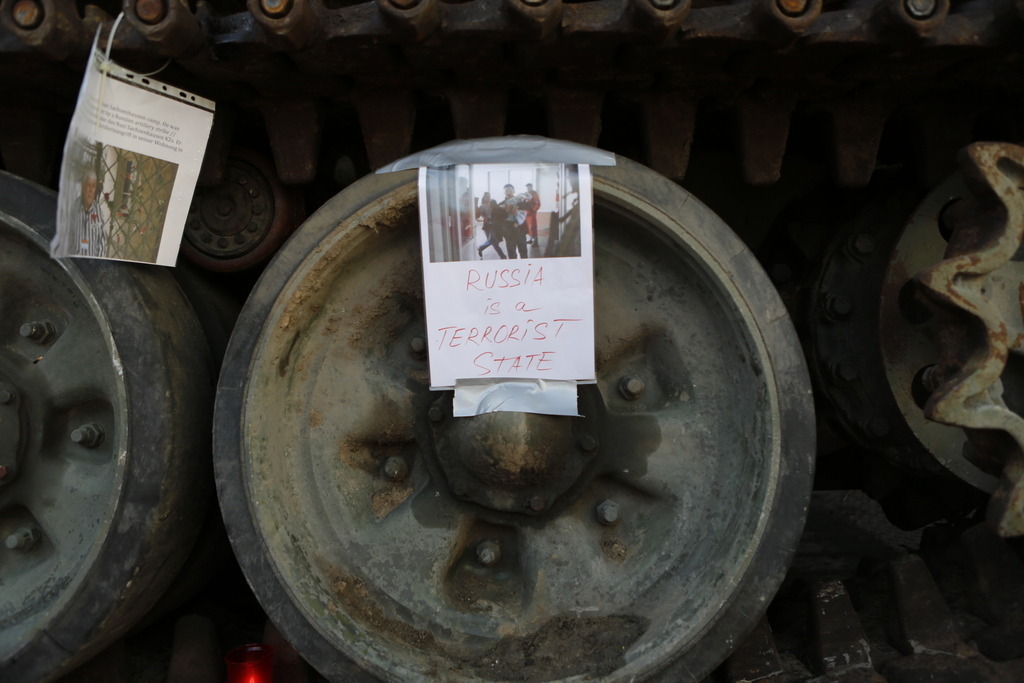 Deutschland: Panzerwrack aus der Ukraine vor der russischen Botschaft in Berlin | Deutschland, Berlin, 26.02.2023. Ein Panzerwrack steht seit dem Jahrestag des russischen Angriffs auf die Ukraine vor der russischen Botschaft in Berlin-Mitte. Der zerstörte Panzer vom Typ T-72 vor dem Gebäude Unter den Linden als Mahnmal gegen den Krieg stehen.