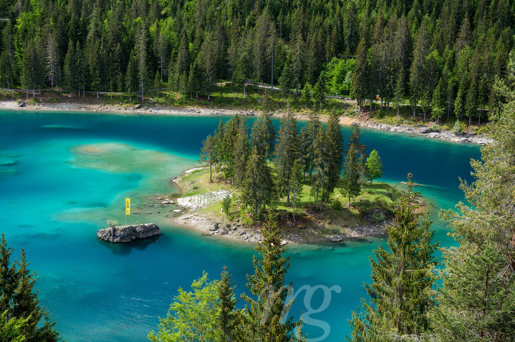 klarer, türkisfarbener Bergsee mit Insel bei Flims | Die ideale Geschenkidee für Naturliebhaber. Naturbilder von Marcel Gross Photography für ihr Zuhause in den verschiedensten Formaten und Materialien. - Realisiert mit Pictrs.com