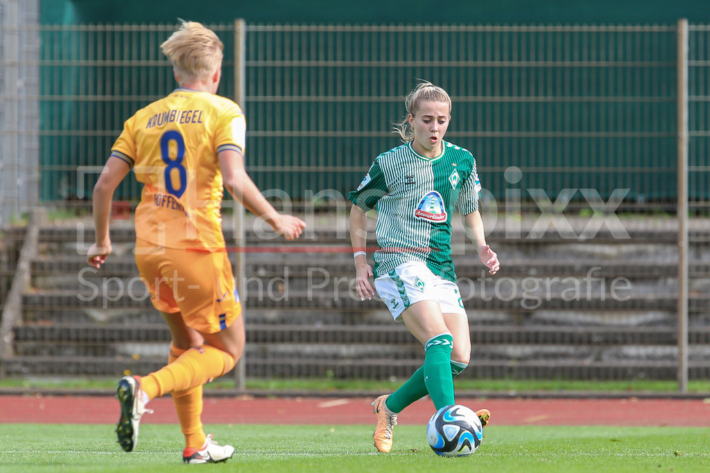 Fussball, Google Pixel Frauen-Bundesliga, SV Werder Bremen - TSG 1899 Hoffenheim | v.li.: Nina Lührßen (SV Werder Bremen, 27) am Ball, Einzelbild, Ganzkörper, Aktion, Action, Spielszene, DIE DFB-RICHTLINIEN UNTERSAGEN JEGLICHE NUTZUNG VON FOTOS ALS SEQUENZBILDER UND/ODER VIDEOÄHNLICHE FOTOSTRECKEN. DFB REGULATIONS PROHIBIT ANY USE OF PHOTOGRAPHS AS IMAGE SEQUENCES AND/OR QUASI-VIDEO.