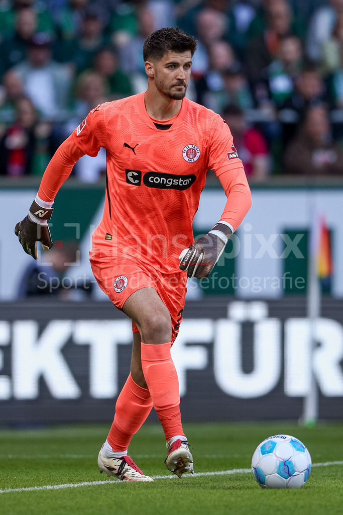 Fussball, Bundesliga, SV Werder Bremen - FC St. Pauli | Nikola Vasilj (Torhüter, Torwart, FC St. Pauli, 22) am Ball, Freisteller, Einzelbild, Ganzkörper, Aktion, Action, Spielszene, DIE DFL-RICHTLINIEN UNTERSAGEN JEGLICHE NUTZUNG VON FOTOS ALS SEQUENZBILDER UND/ODER VIDEOÄHNLICHE FOTOSTRECKEN. DFL REGULATIONS PROHIBIT ANY USE OF PHOTOGRAPHS AS IMAGE SEQUENCES AND/OR QUASI-VIDEO.