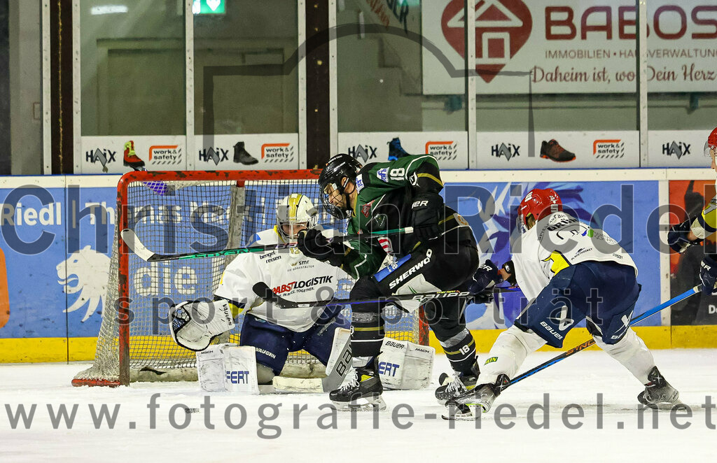 2023-01-06_073_TSV_Erding_gegen_ERV_Schweinfurt | Erding, Deutschland, 06.01.2023:
Eishockey, Bayernliga 2022 / 2023, 26. Spieltag, TSV Erding gegen ERV Schweinfurt, Endergebnis: 7:3

Torwart Benedict Roßberg (ERV Schweinfurt, #42), Daniel Krzizok (Erding Gladiators, #18)

Foto: Christian Riedel / fotografie-riedel.net