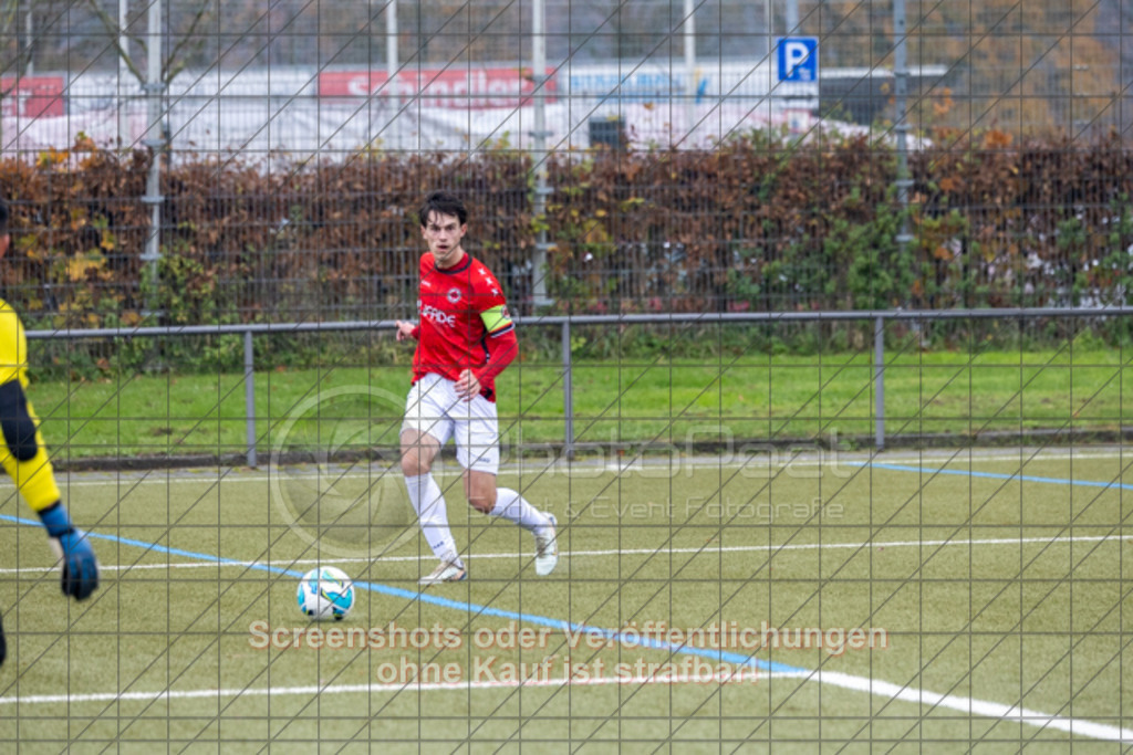 20251109_130200_0213 | #,1.Göppinger SV II (rot) vs. TV Jahn Göppingen II (blau), Fussball, Kreisliga B8, Bezirk Neckar/Fils, 12. Spieltag, Saison 2025/2026, Kunstrasenplatz Süd, Hohenstaufenstraße 116, 73033 Göppingen, 09.11.2025 - 12:30 Uhr,Foto: PhotoPeet-Sportfotografie/Peter Harich
