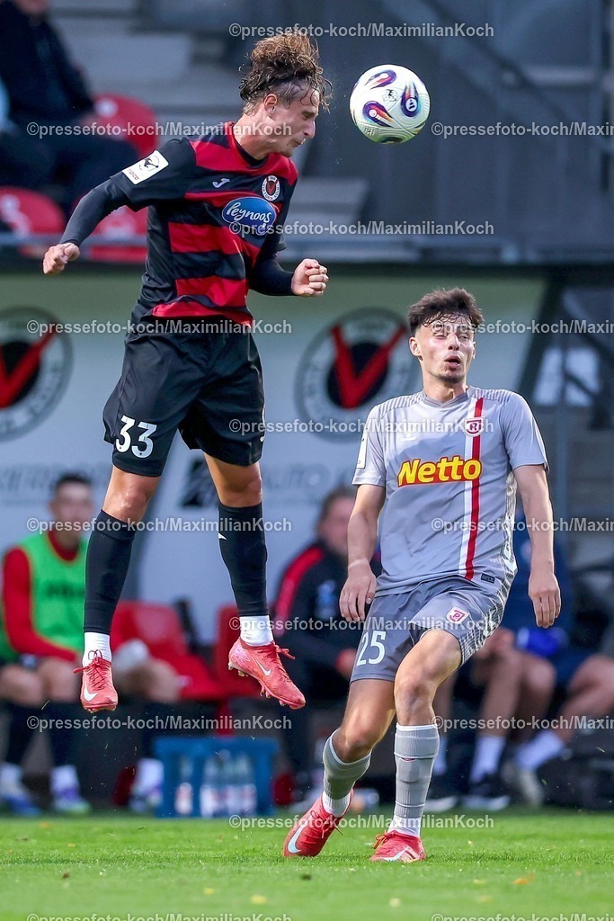FCVK29082501056 | 29.08.2025, Fußball, FC Viktoria Köln – SSV Jahn Regensburg, 3.Liga, Sportpark Höhenberg, Saison 2025 2026: Jonah Sticker (Viktoria Koeln #33) im Zweikampf gegen  Nicolas Oliveira (Jahn Regensburg #25)  DFB regulations prohibit any use of photographs as image sequences and or quasi-video.