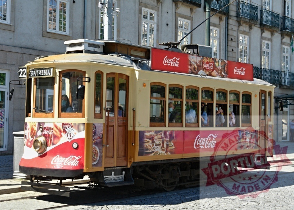 Vintage Porto tram with Coca-Cola advertising in Portugal | Old tram driving on cobblestone street in Porto city center, Portugal - Realisiert mit Pictrs.com