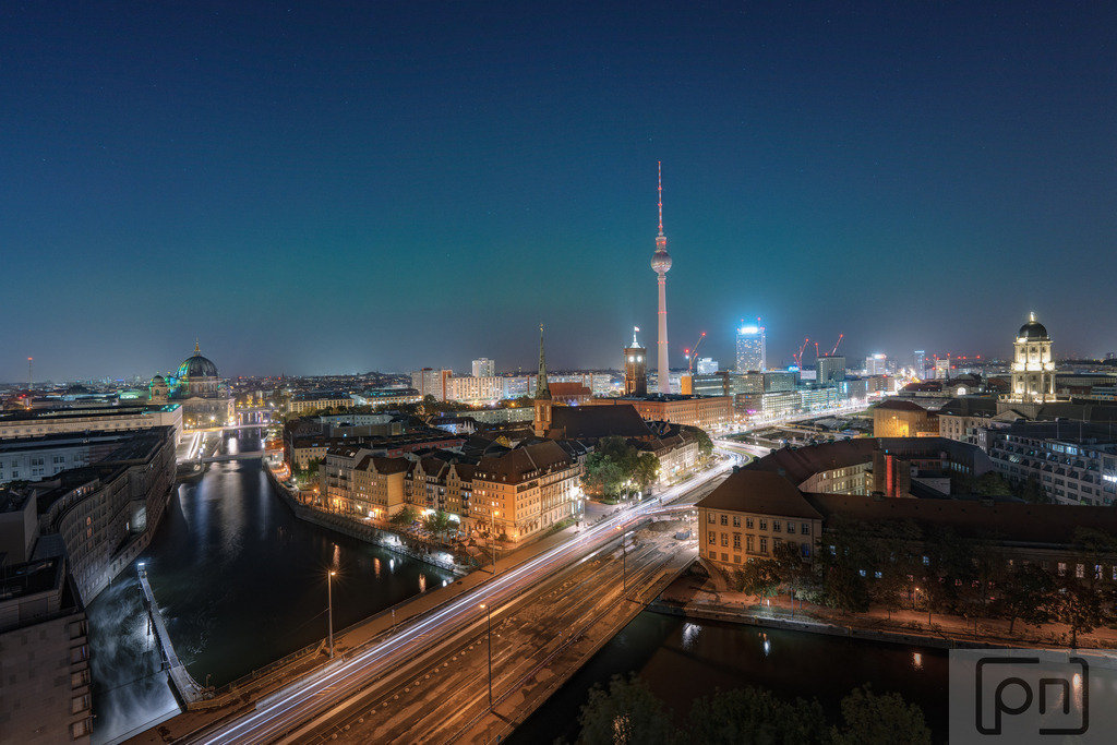 Nordlichter über der Hauptstadt  | Die Nordlichter über der Hauptstadt – was für ein seltenes und atemberaubendes Naturschauspiel!  Für einen kurzen Augenblick verwandelte sich der Himmel in ein faszinierendes Farbenspiel aus Grün und Violett. Ein absoluter Glücksfall, solch ein himmlisches Phänomen in unserer urbanen Kulisse zu erleben.Einzigartige Momente wie dieser erinnern uns daran, wie wundervoll die Natur sein kann – selbst mitten in der Stadt. ✨#Nordlichter #AuroraBorealis #Berlin #Naturwunder #MagischerMoment #Polarlichter #SkyGazing 