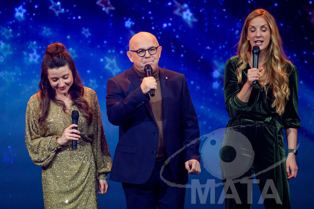 _DWA1469 | Christina Metallinos (BR24live), Jürgen Kirner (Brettl-Spitzen), Caro Matzko (Bayern 2, Ringlstetter) bei '30 Jahre Sternstunden-Gala 2023' in der Frankenhalle. Nürnberg, 15.12.2023 - Realisiert mit Pictrs.com