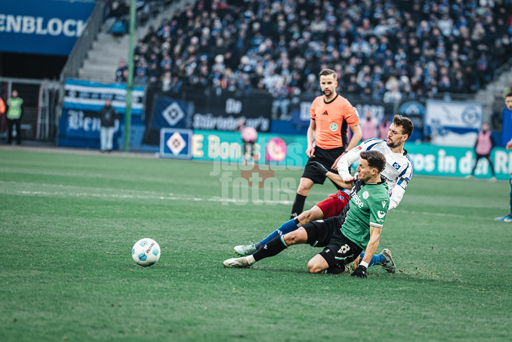 Fußball | Männer | Saison 2024/2025 | 2. Fußball-Bundesliga | 20. Spieltag | Hamburger SV vs. Hannover 96 | 02.02.2025 | hinten Jonas Meffert (#23, HSV) vorne Enzo Leopold (#8, Hannover 96)