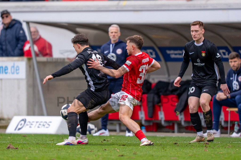 Kickers Offenbach vs. SG Sonnenhof Grossaspach, Fussball, Regionalliga Suedwest, 24. Spieltag, 14.03.2026 | Zweikampf zwischen Niklas Pollex (SG Sonnenhof Großaspach, #18) und Vincent Moreno-Giesel (Kickers Offenbach, #32),Kickers Offenbach vs. SG Sonnenhof Grossaspach, Fussball, Regionalliga Suedwest, 24. Spieltag, 14.03.2026Foto: photosbyphips/Philip Ziegler
