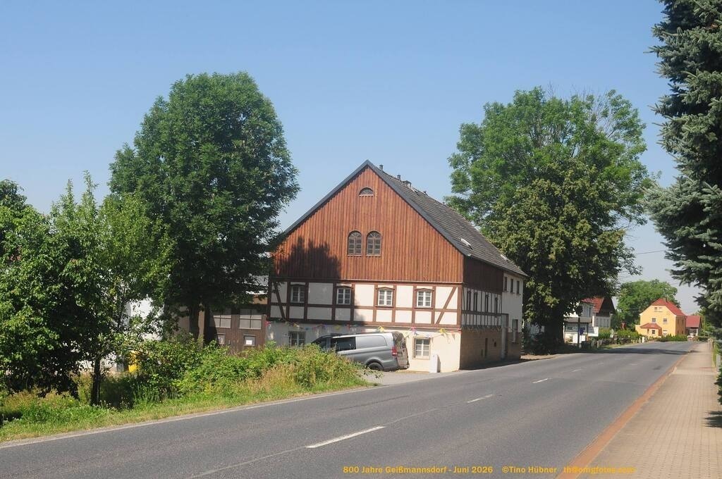 Geißmannsdorf-2026-Ortsbilder-012 | Geißmannsdorf bei Bischofswerda im Sommer 2026. Ein fotografischer Streifzug durch das Dorf Geißmannsdorf, mit Gebäuden, Straßen, Strohpuppen und geschmückten Vorgärten und Grundstücken anlässlich der 800-Jahr-Feier von Geißmannsdorf im Juni 2026 - Realisiert mit Pictrs.com