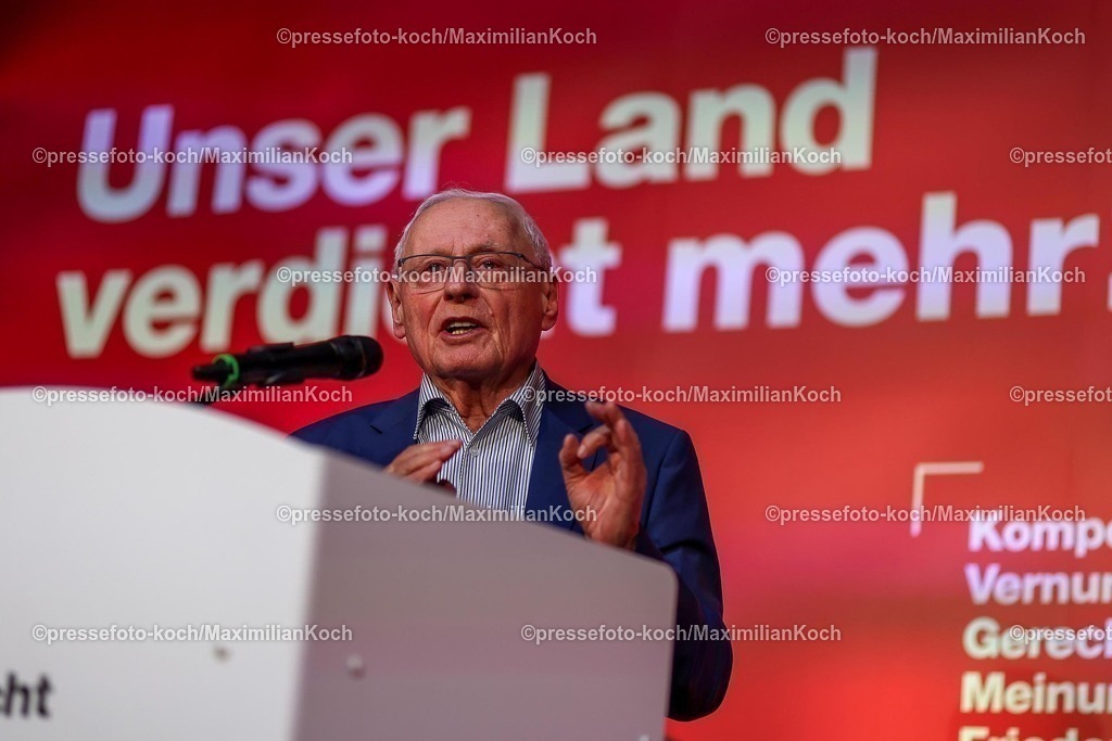 Wup06022501044 | 06.02.2025, Wahlkampfveranstaltung Bündnis Sahra Wagenknecht - Der Politiker Oskar Lafontaine bei seiner Rede in der Alten Papierfabrik in Wuppertal. 