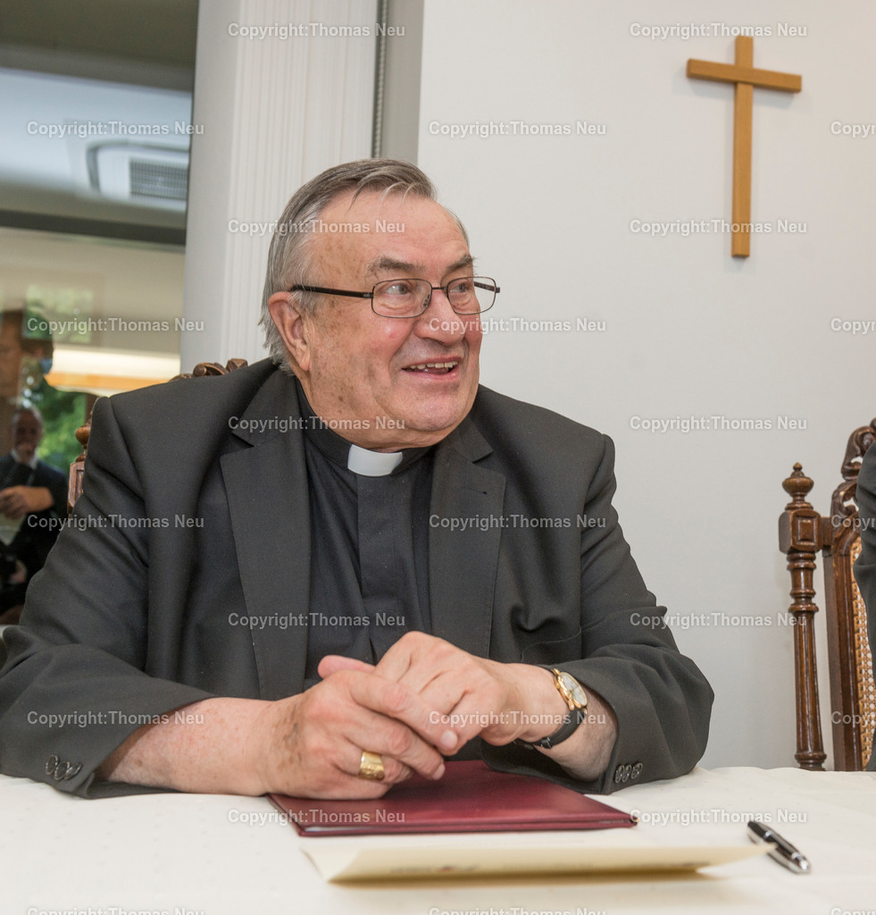 _DSC4757 | Bensheim,HGH, Veretragsunterzeichnung mit Karl Kardinal Lehmann,Dr. Peter Kurz Oberbuergermeister Mannheim, Pfarrer Angelo Stiponovich, Alfred Daenzer, Geschaeftsfuehrer Uniklinik Mannheim , Bild: Thomas Neu
