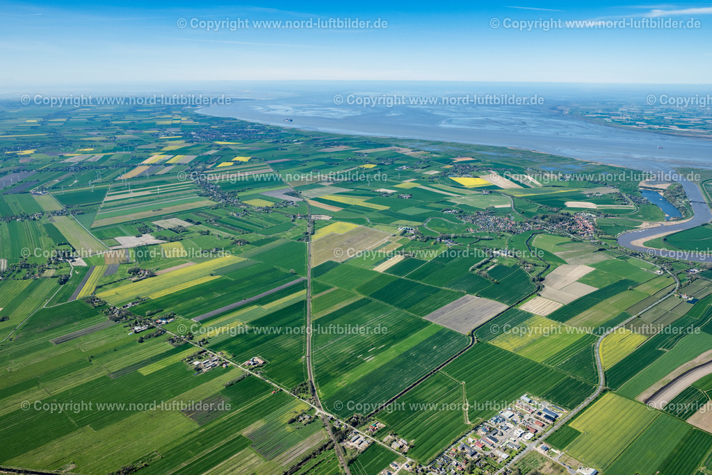 Cadenberge_bis_Otterndorf_ELS_1117300423 | CADENBERGE 30.04.2023 Strukturen auf landwirtschaftlichen Feldern in Cadenberge im Bundesland Niedersachsen, Deutschland. // Structures on agricultural fields in Cadenberge in the state Lower Saxony, Germany. Foto: Martin Elsen