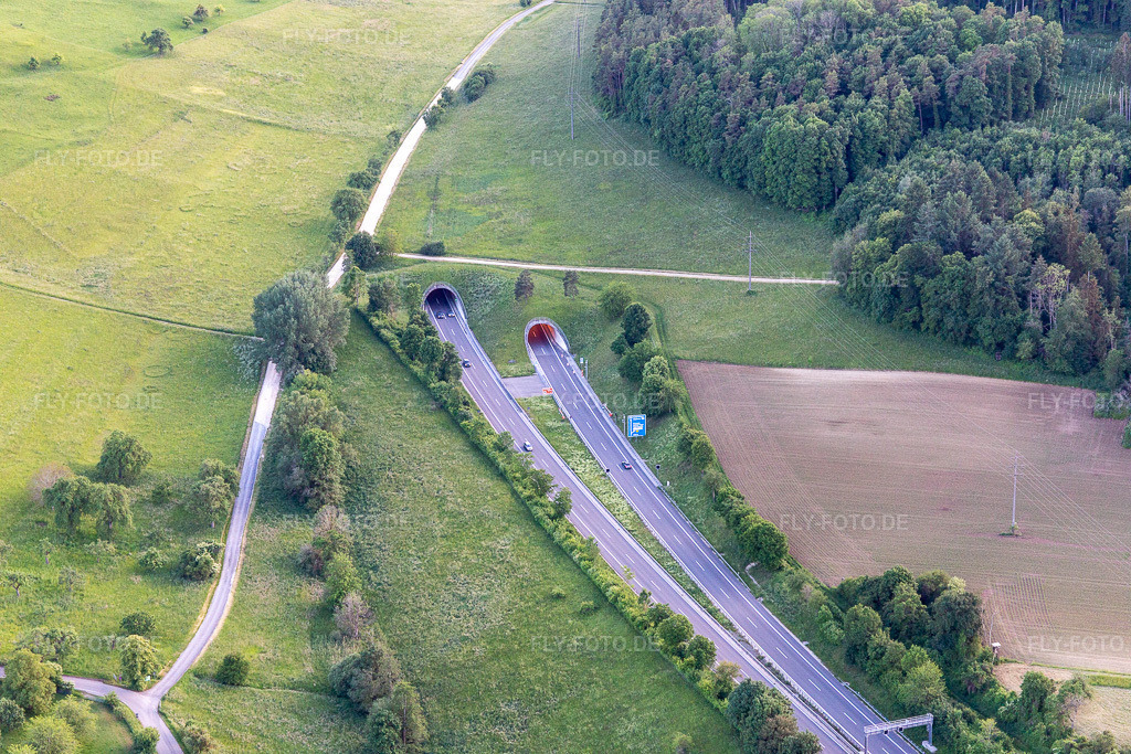 Luftbild: Tunnelportal der A81 bei Singen in Hilzingen im Bundesland Baden-Württemberg in Deutschland. Foto: IMG_131789.jpg vom 25.05.2022 durch Werner Riehm/FLY-FOTO.de