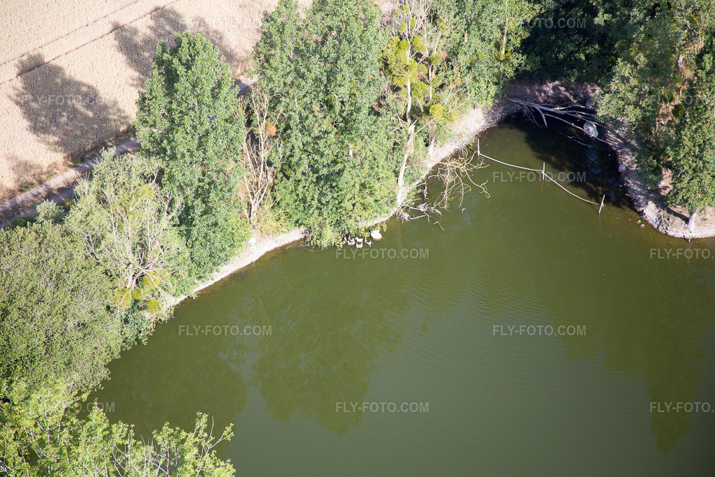 Aerial view: View of the town in Lunay in the state Loir et Cher, France. – Photo: IMG_081117.jpg taken on 06/19/2015 by Werner Riehm/FLY-FOTO.com – Resolution of the original: 5472 x 3648 px