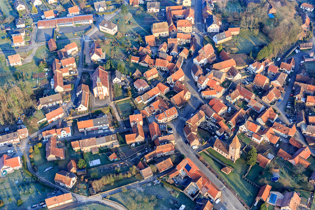 Luftbild: Rue de l'École und Rue des Garçons und zwei Kirchen in Weiterswiller im Bundesland Bas-Rhin in Frankreich. – Foto: IMG_105310.jpg vom 25.03.2018 durch Werner Riehm/FLY-FOTO.de – Auflösung des Originals: 5472 x 3648 px