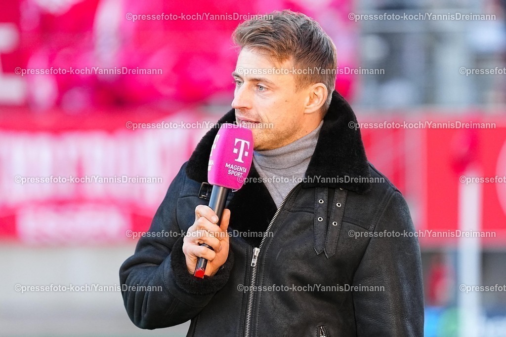 xYDRx02112502007 | 02.11.2025, xydrx, Fußball, 3.Liga, Rot-Weiss Essen - 1.FC Schweinfurt 05, Saison 2025 2026, Stadion an der Hafenstraße:  Cedric Pick (Magenta Sport Moderator)  DFB regulations prohibit any use of photographs as image sequences and or quasi-video.