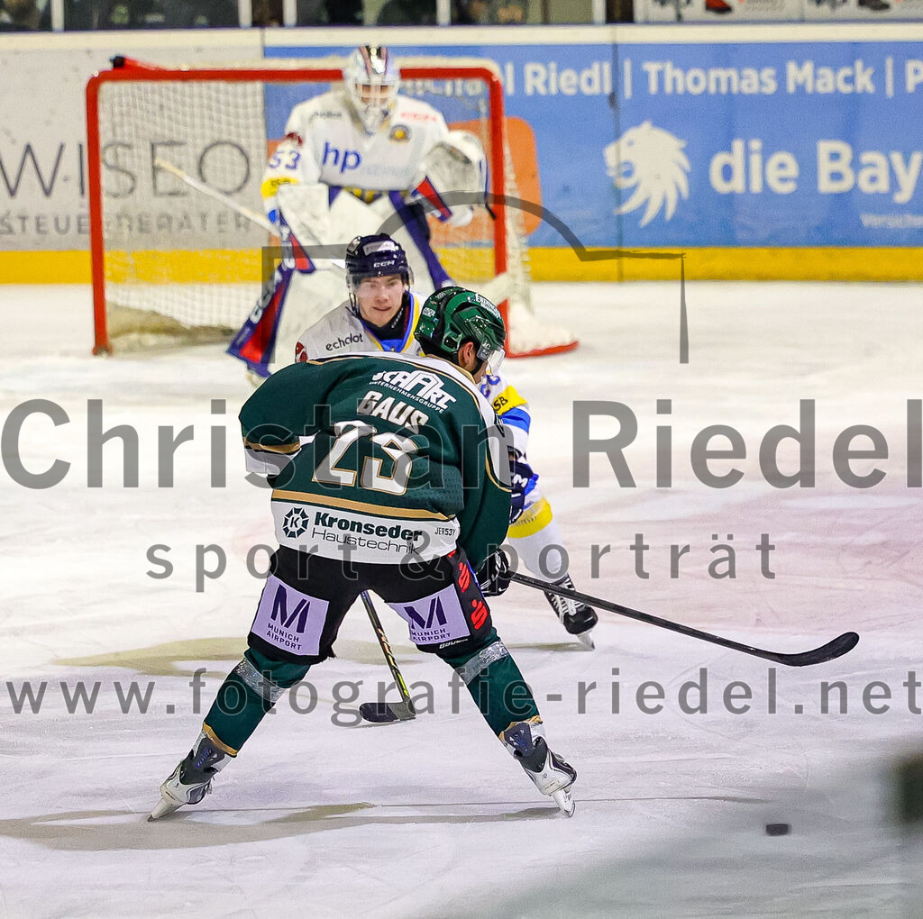 2025-12-05_070_TSV_Erding_gegen_Stuttgart_Rebels | Erding, Deutschland, 05.12.2025:Eishockey, Oberliga Süd 2025 / 2026, 23. Spieltag, TSV Erding gegen Stuttgart Rebels, Endergebnis: 5:6Kimi Saffran (Stuttgart Rebels, #53), Lukas Gaus (Erding Gladiators, #23)Foto: Christian Riedel / fotografie-riedel.net