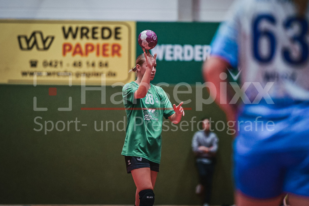 Handball, 2. Bundesliga Frauen, SV Werder Bremen - TuS Lintfort | v.li.: Leni Ruwe (SV Werder Bremen, 28) am Ball, Spielszene, Aktion, Action